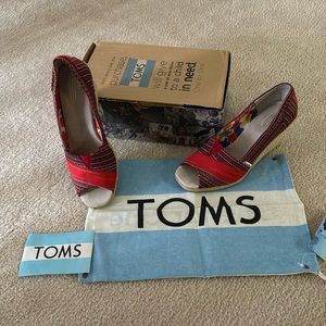 Toms Lina Wedge in size 9.5.